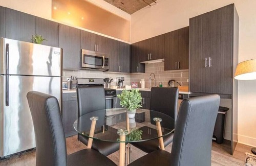 Near South Side Apartment | McCormick Place 2B/2B family oasis with optional parking for up to 8 guests