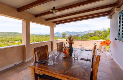 Zrnovo House | Meadow Hill