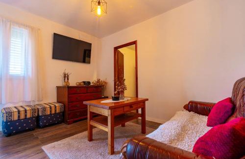 Zrnovo House | Meadow Hill