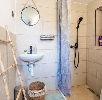 Zrnovo House | Meadow Hill