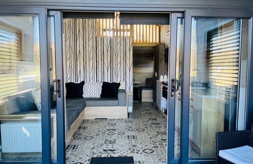 Rhayader Cottage | Meadow Retreat - Cabin sleeping 6 guests in 1 bedroom