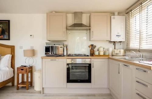 Blandford Saint Mary Cottage | MEADOW - SLEEPS 2 | HOT TUB | BBQ | PETS ALLOWED | WI-FI | SECLUDED PATIO