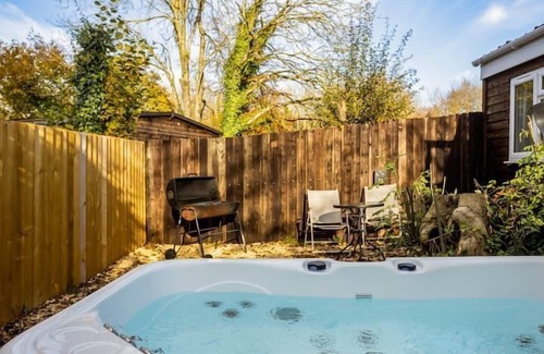 Blandford Saint Mary Cottage | MEADOW - SLEEPS 2 | HOT TUB | BBQ | PETS ALLOWED | WI-FI | SECLUDED PATIO