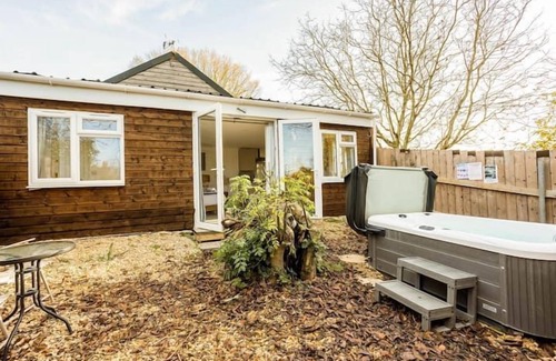 Blandford Saint Mary Cottage | MEADOW - SLEEPS 2 | HOT TUB | BBQ | PETS ALLOWED | WI-FI | SECLUDED PATIO