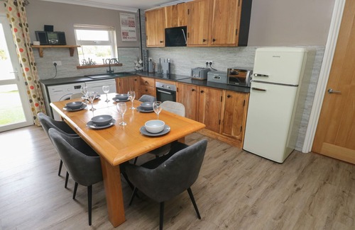 Llanybri Cottage | MEADOW VIEW, pet friendly, with hot tub in Laugharne