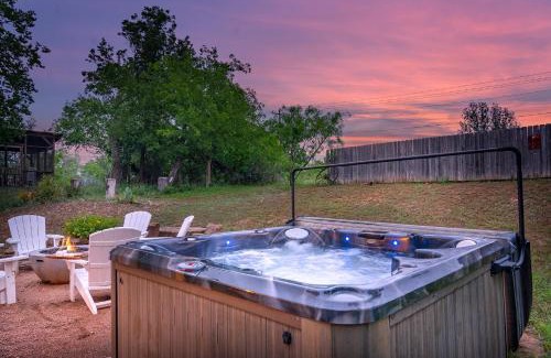 Fredericksburg House | Meadows Farmhouse & Cottage - Hot Tub & Fire Pit