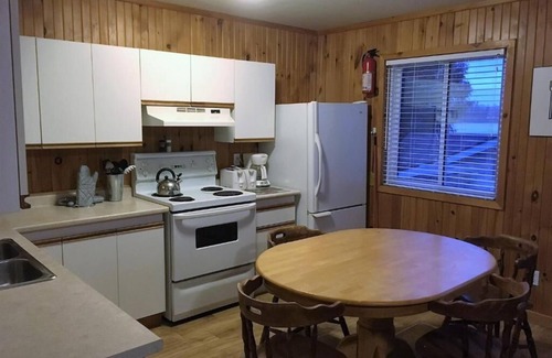 Prince Edward Ski Chalet | Merland Park Cottages - Laker Lodge