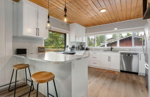 East Kootenay House | Merlot Mountain I Ping Pong I Sleep 7 I 55 RokuTV