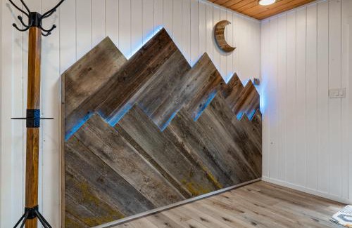 East Kootenay House | Merlot Mountain I Ping Pong I Sleep 7 I 55 RokuTV