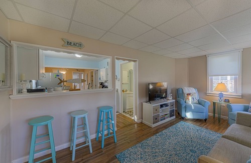 Villas House | MERMAID COTTAGE - 3 MINUTE WALK TO BEACH - VERY CHARMING & CLEAN!