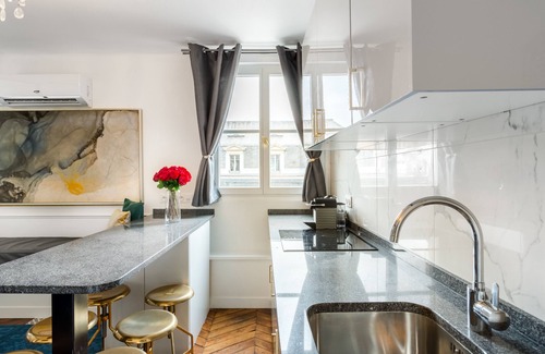 Madeleine Bed & Breakfast | Merveil Luxury Suites - Royale - Saint Honore view