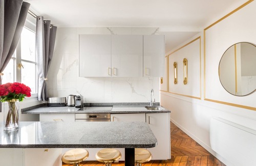 Madeleine Bed & Breakfast | Merveil Luxury Suites - Royale - Saint Honore view