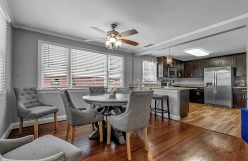 Clarence Apartment | Meticulous Main St Ranch 3 Bd Lux Apt Front Unit