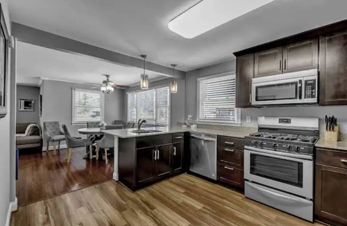 Clarence Apartment | Meticulous Main St Ranch 3 Bd Lux Apt Front Unit