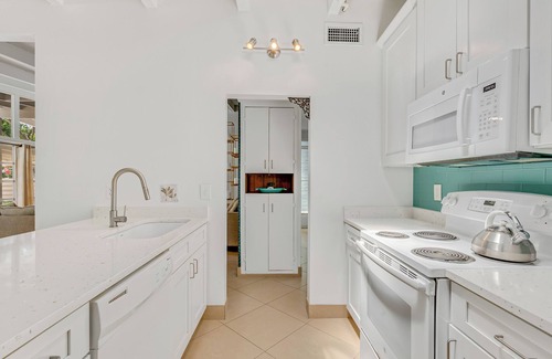 Southgate House | Mid-Century Bungalow By Arlington Park in South Gate, Central to Siesta and Lido