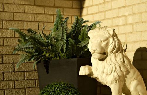 Westcliff and Cambridge House | Mid-Century Escape 7 BR Sleeps 22 Hot Tub & Games