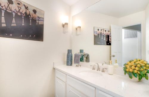 Westcliff and Cambridge House | Mid-Century Escape 7 BR Sleeps 22 Hot Tub & Games