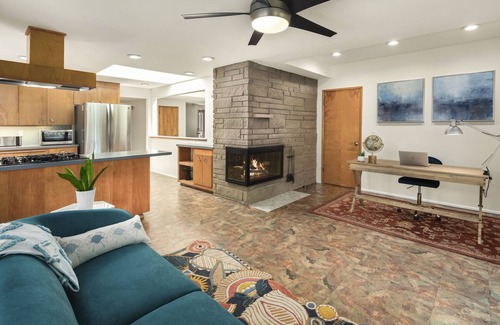 Lake Forest Park House | Mid century modern retreat w/expansive garden and central A/C