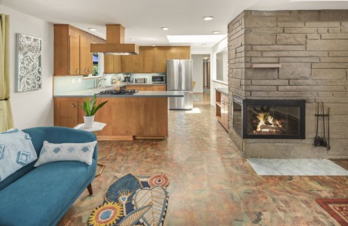 Lake Forest Park House | Mid century modern retreat w/expansive garden and central A/C