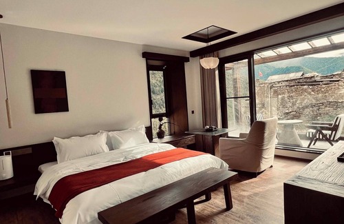 Xiaojin County Hotel | Mid Hill White Lodge