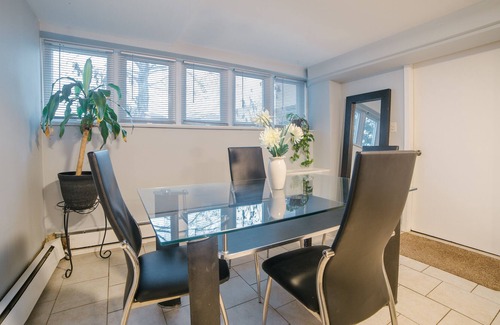 Clearing House | ✈️ 🌏 Midway Airport 2 Bedroom w/ full kitchen 🌏✈️