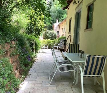 Castres House | Mille Fleurs