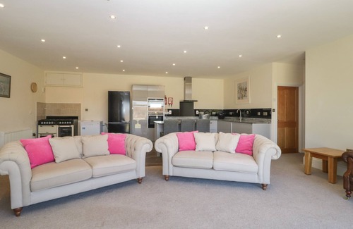 Corton House | MILTON MANOR, pet friendly, luxury holiday cottage in Milton On Stour