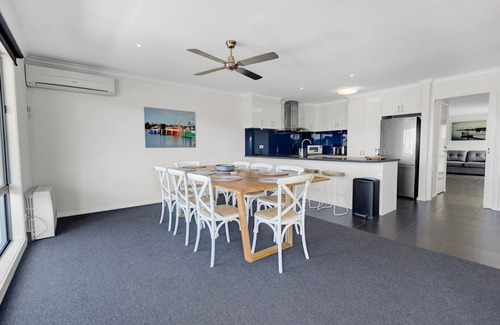 Lakes Entrance Apartment | Mimada Escape: Escape to this cozy property in the heart of Lakes Entrance.