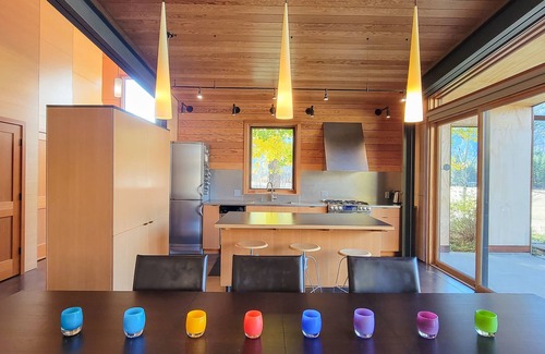 Mazama Cabin | Miners Refuge - Mazama retreat with mountain views