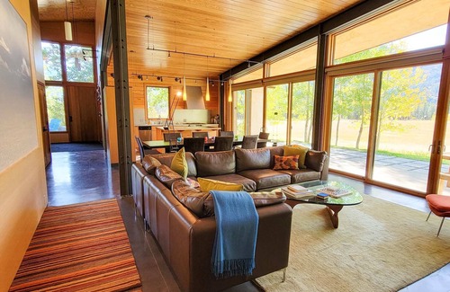 Mazama Cabin | Miners Refuge - Mazama retreat with mountain views