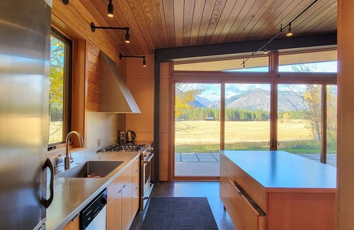 Mazama Cabin | Miners Refuge - Mazama retreat with mountain views