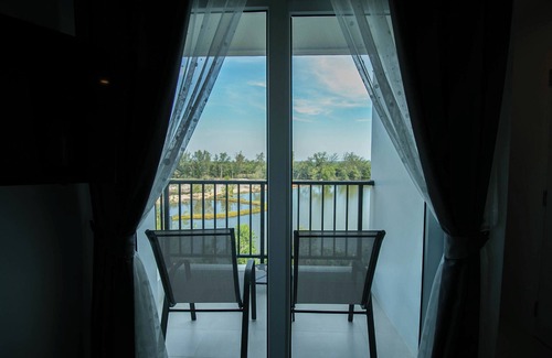 Kram Condo | Mini Studio Lake view, Pools, High speed Wi-Fi near by the beach