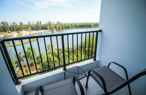 Kram Condo | Mini Studio Lake view, Pools, High speed Wi-Fi near by the beach