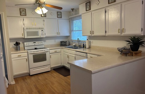 Grandview House | Minimalist Modern Serene Retreat + Apt - sleeps 8