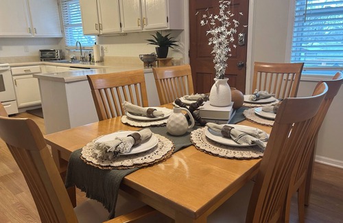 Grandview House | Minimalist Modern Serene Retreat + Apt - sleeps 8