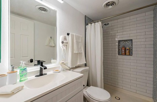 Fashion Square Apartment | Minimalist Vibe ~ 5* Location ~ King Bed ~ Parking