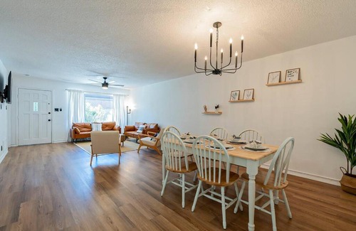 Fashion Square Apartment | Minimalist Vibe ~ 5* Location ~ King Bed ~ Parking