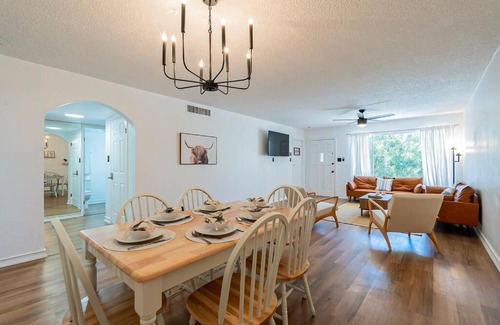 Fashion Square Apartment | Minimalist Vibe ~ 5* Location ~ King Bed ~ Parking