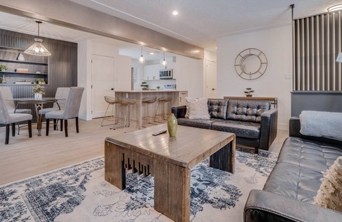 Southside House | Mins to DT/U-of-A/Whyte Ave