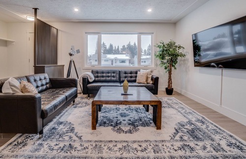 Southside House | Mins to DT/U-of-A/Whyte Ave