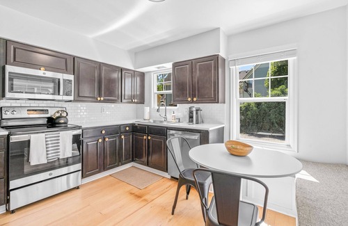 Newberg Cottage | Minutes from oregon wine country and walking distance from George Fox University