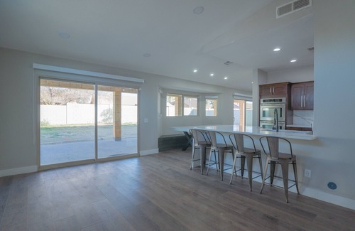 Glendale House | Minutes to Cardinal stadium . West Gate also minutes away for eating and fun.