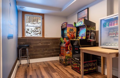 Bridgewater Corners House | Minutes to Skiing/Hot Tub/Arcades