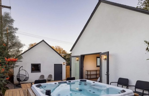 Loma Portal House | Minutes to Zoo + Seaworld + Walk to Restauarants + 3 Bed 3 Bath + Jacuzzi + New