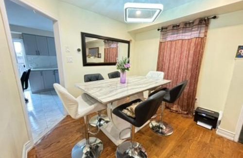 Churchill Meadows House | Mississauga Guest House McDowell