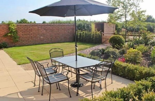 Wood Dalling Cottage | MOAT FARM COTTAGE, family friendly, with a garden in Wood Dalling