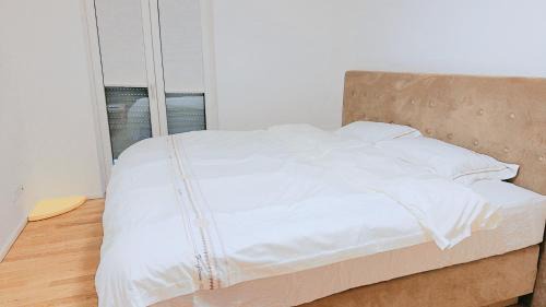 Neuehrenfeld Apartment | Moden Apartment in central cologne with free parking