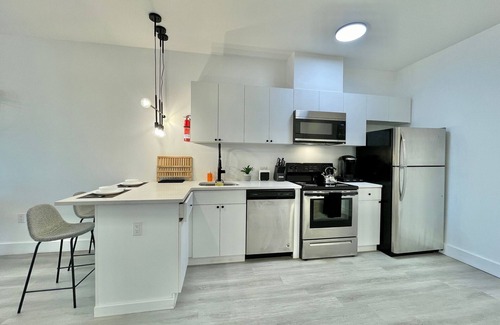 Elizabeth Apartment | Modern 1 BR KING Apt - near NYC, EWR, Prudential, NJPAC, American Dream, MetLife