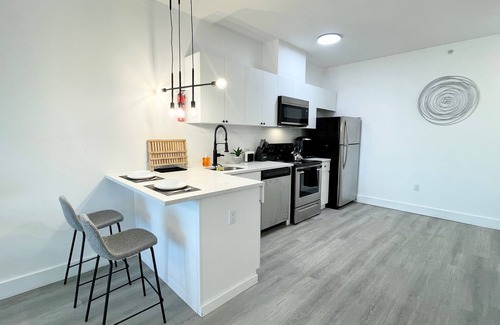Elizabeth Apartment | Modern 1 BR KING Apt - near NYC, EWR, Prudential, NJPAC, American Dream, MetLife