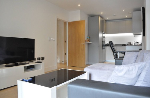 Ferndale Apartment | Modern 1BD Flat w Balcony, Heart of Brixton
